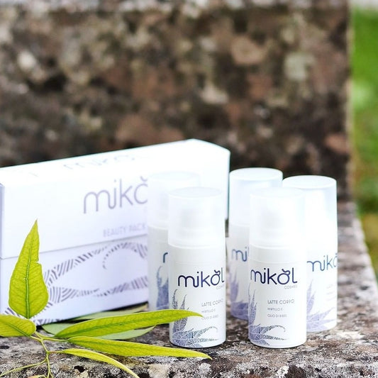 BEAUTY PACK IDRATANTE - Minitaglie (15ml) - Travel Kit Il Beauty Pack è il kit perfetto per provare la nostra Linea Idratante. Minitaglie (15ml) per una beauty routine completa: Latte tonico, Crema Viso Aloe e Mirtillo, Crema mani e Crema Corpo Mirtillo e Olio di Ribes. Porta sempre con te i trattamenti visoe corpo Mikol Cosmesi in formato da viaggio. Flacone Airless - Formato 5x15ml