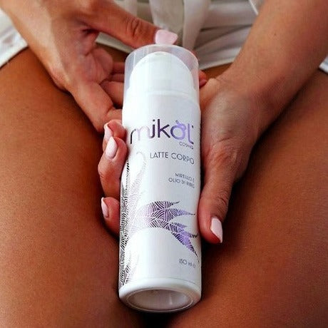 Latte corpo Mikol cosmesi- mirtillo e olio di ribes-dalla texture leggera, una crema a rapido assorbimento, arricchita con burro di karitè emolliente e nutritivo, olio di iperico dalle proprietà emollienti e restitutive e betaina, efficace ingrediente idratante, ripartivo ed elasticizzante per la cute. Flacone Airless - Formato 150 ml