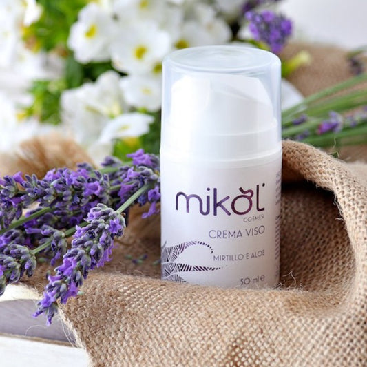 Crema viso Mikol cosmesi-MIRTILLO E ALOE- Nutre in profondità la pelle del viso e permette di mantenere il giusto tasso di umidità ed idratazione nello strato corneo. Flacone Airless - Formato 50 ml