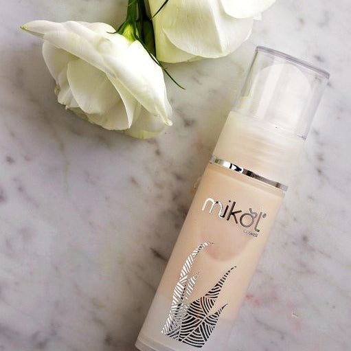 Crema viso anti age | Crema nutriente antirughe con estratto di mirtillo nero e uva rossa. - Rigenera intensamente la pelle del viso, ridona contorni definiti e svolge un'importante azione contro i radicali liberi. Texture leggera con emulsionanti naturali. - Flacone Airless - Formato 30 ml