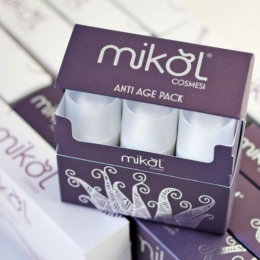 ANTI AGE PACK - Minitaglie (15 ml) - Travel Kit L'Anti Age Pack è il kit perfetto per provare la nostra Line Anti Age. Minitaglie (15ml) per una beauty routine completa: Latte tonico, Siero Viso e Crema Viso Anti Age. Porta sempre con te i trattamenti viso Mikol Cosmesi in formato da viaggio. - Flacone Airless - Formato 3x15ml