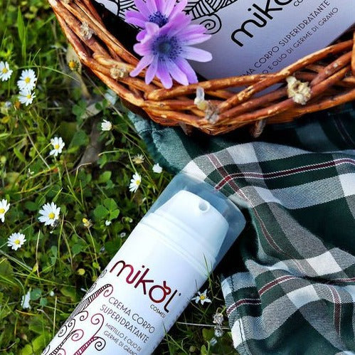 Crema corpo superidratante dalla texture corposa Mikol cosmesi. Arricchita di betaina , idratante e riparativa, olio di germe di grano ricco di vitamina E, olio di borragine fonte di acidi grassi essenziali, camomilla e malva ad azione lenitiva e vitamina F importante per mantenere l'idratazione della pelle, questa crema penetra in profondità, permettendo di prevenire la secchezza cutanea e restituire alla pelle la sua naturale idratazione, lasciandola luminosa e ringiovanita. Airless - 150 ml