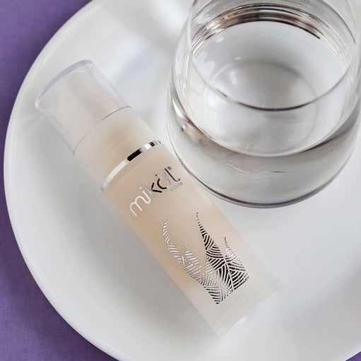 Crema viso anti age | Crema nutriente antirughe con estratto di mirtillo nero e uva rossa. - Rigenera intensamente la pelle del viso, ridona contorni definiti e svolge un'importante azione contro i radicali liberi. Texture leggera con emulsionanti naturali. - Flacone Airless - Formato 30 ml