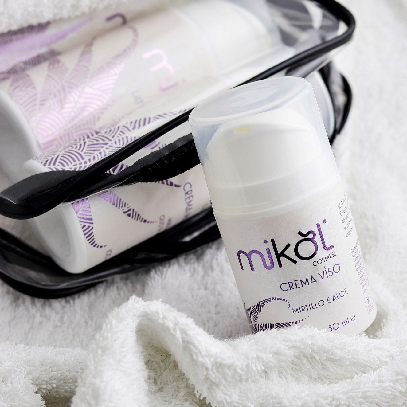 Crema viso Mikol cosmesi-MIRTILLO E ALOE- Nutre in profondità la pelle del viso e permette di mantenere il giusto tasso di umidità ed idratazione nello strato corneo. Flacone Airless - Formato 50 ml