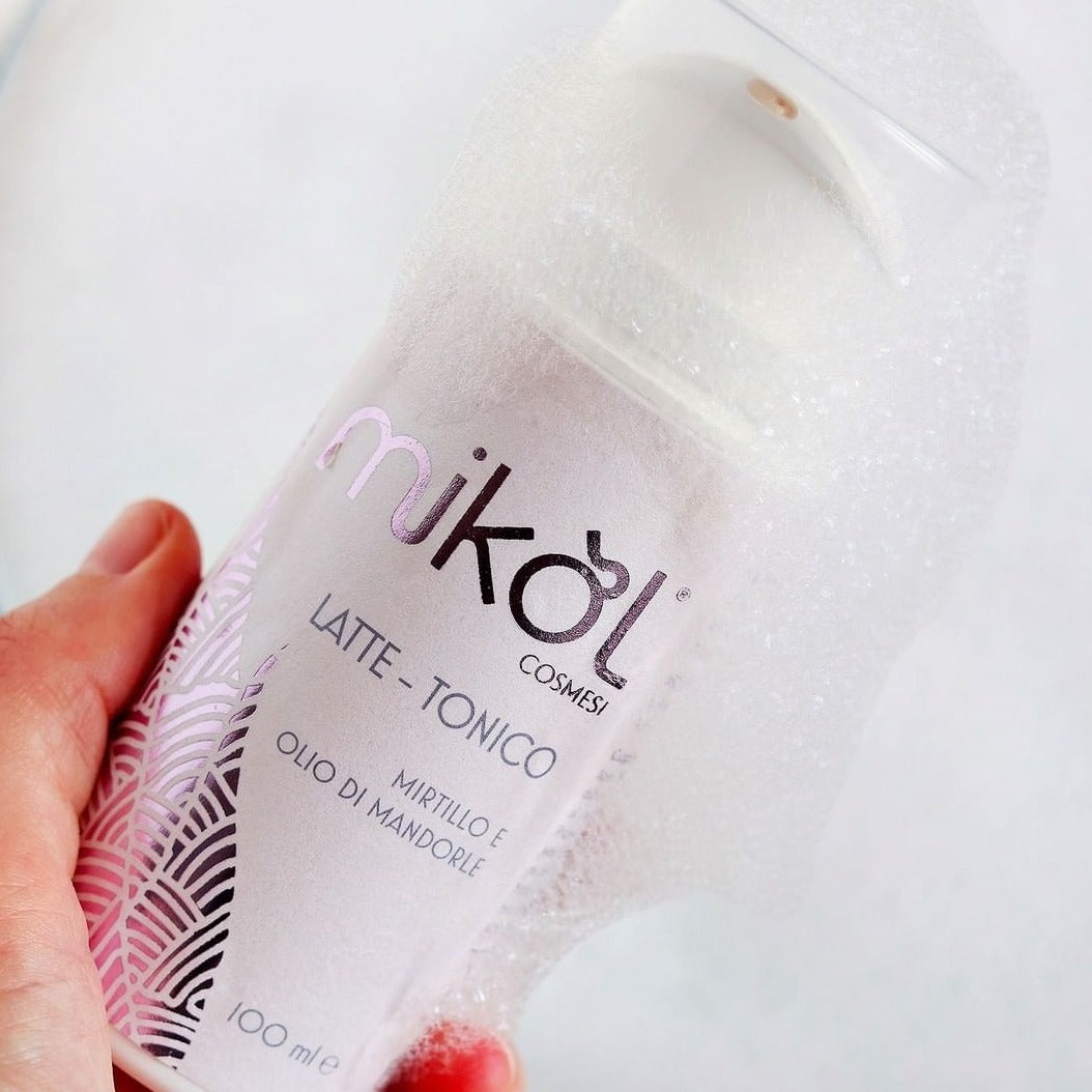 Latte tonico Mikol cosmesi - deterge delicatamente la pelle, eliminando le impurità, ed esercita sull'epidermide un'azione emolliente, addolcente, nutriente e lenitiva grazie all'azione di olio di mandorle, olio di semi di girasole, aloe, camomilla, melissa, bisabololo e mirtillo. Molto delicato, questo latte-tonico è consigliato per tutti i tipi di pelle, permette di ottenere una pulizia efficace della cute e le conferisce maggiore elasticità e morbidezza- Flacone airless - Formato 100 ml
