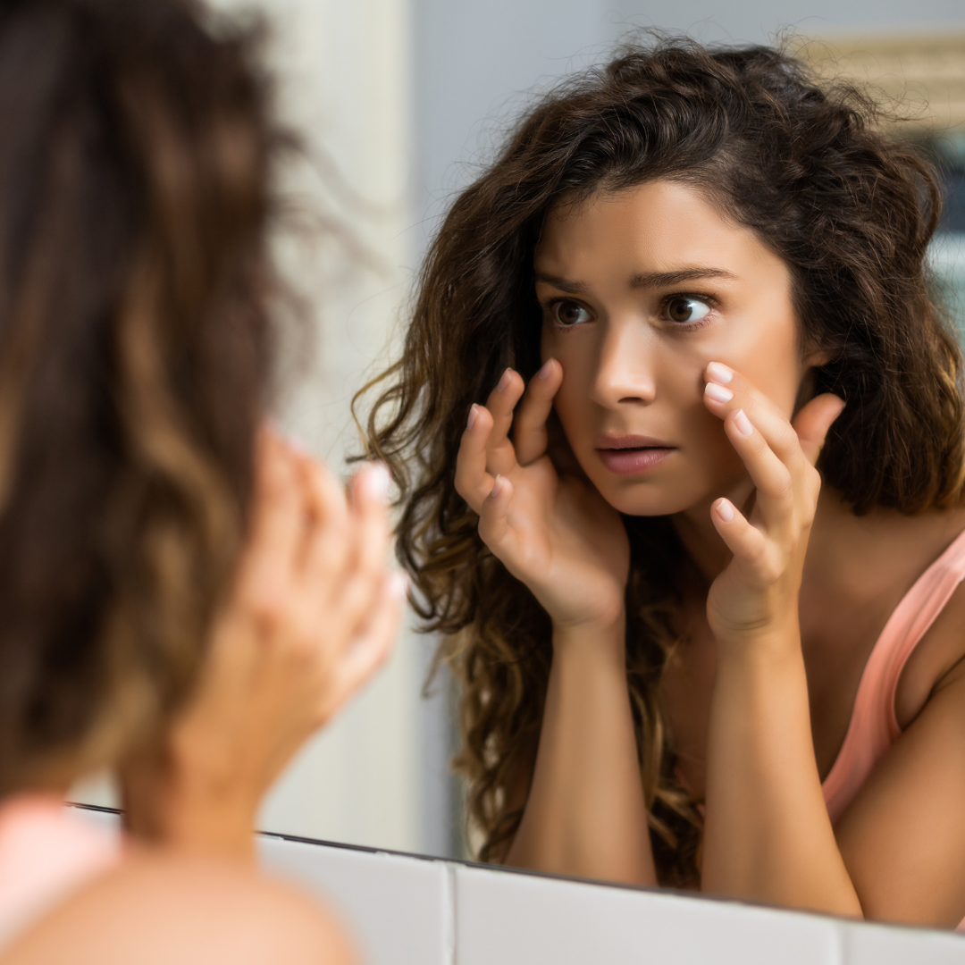 In questo articolo una maschera fai da te per contrastare le occhiaie ed il gonfiore del contorno occhi: scopri come realizzarla in soli 15 minuti con uovo e fragole! 