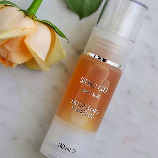 SIERO VISO ANTI AGE GEL | Siero antirughe concentrato con estratto di melograno e mirtillo nero | Contrasta i primi segni del tempo e riconferisce alla pelle elasticità, e tono. | Prodotto a rapido assorbimento. Ideale per tutti i tipi di pelle | Siero antirughe per pelle secca e pelle grassa  | Flacone airless | Formato 30 ml
