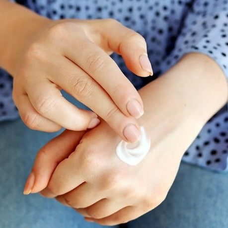 Crema mani Mikol cosmesi mirtillo e olio di ribesCrema nutriente a rapido assorbimento, molto adatta a pelli screpolate grazie agli attivi riepitelizzanti, è ideale per un utilizzo quotidiano e indispensabile anche in caso di secchezza e perdita di elasticità della pelle. Il burro di karité nutre la pelle in profondità, l’olio di ribes favorisce il mantenimento dell’idratazione naturale della pelle, l’olio di mandorle ha proprietà emollienti ed addolcenti.  Flacone Airless - Formato 100 ml