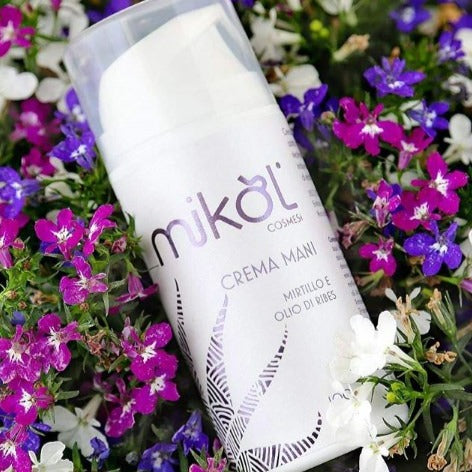 Crema mani Mikol cosmesi mirtillo e olio di ribesCrema nutriente a rapido assorbimento, molto adatta a pelli screpolate grazie agli attivi riepitelizzanti, è ideale per un utilizzo quotidiano e indispensabile anche in caso di secchezza e perdita di elasticità della pelle. Il burro di karité nutre la pelle in profondità, l’olio di ribes favorisce il mantenimento dell’idratazione naturale della pelle, l’olio di mandorle ha proprietà emollienti ed addolcenti.  Flacone Airless - Formato 100 ml