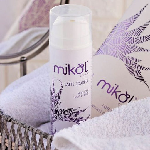 Latte corpo Mikol cosmesi- mirtillo e olio di ribes-dalla texture leggera, una crema a rapido assorbimento, arricchita con burro di karitè emolliente e nutritivo, olio di iperico dalle proprietà emollienti e restitutive e betaina, efficace ingrediente idratante, ripartivo ed elasticizzante per la cute. – Flacone Airless – Formato 150 ml