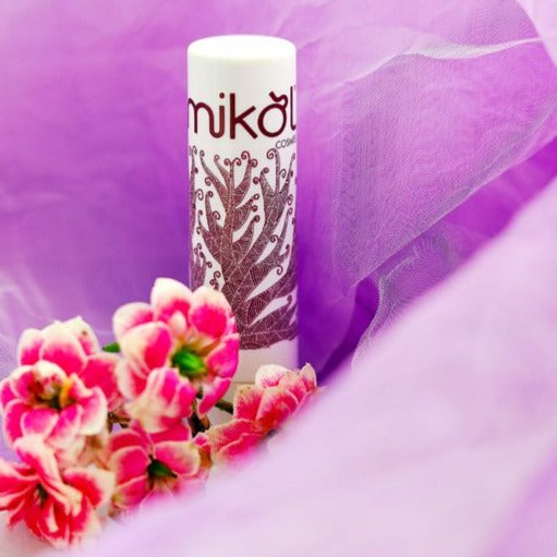 Stick labbra idratante - Burro Cacao con olio di ribes e calendula - Stick labbra idratante arricchito di sole cere vegetali che assicurano una protezione di lunga durata grazie alla loro proprietà filmante. Burro cacao alla calendula e olio di ribes. Ricco di olio di ricino, burro di cacao e burro di karitè
