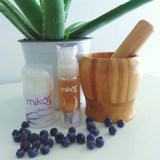 Combo Idra bomb-Mikol cosmesi-Una potente azione antiossidante ed idratante per il tuo viso, grazie alla combinazione di siero viso e crema idratante. Sfruttiamo i potenti antiossidanti naturali presenti negli estratti di mirtillo e  melograno, ad l' elevato potere idratante ed emolliente grazie al gel di aloe ed del complesso ristrutturante del NMF (natural mosturizing factor) che mantiene nello strato corneo il giusto tasso di elasticità.