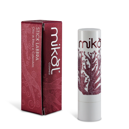 Stick labbra idratante - Burro Cacao con olio di ribes e calendula - Stick labbra idratante arricchito di sole cere vegetali che assicurano una protezione di lunga durata grazie alla loro proprietà filmante. Burro cacao alla calendula e olio di ribes. Ricco di olio di ricino, burro di cacao e burro di karitè